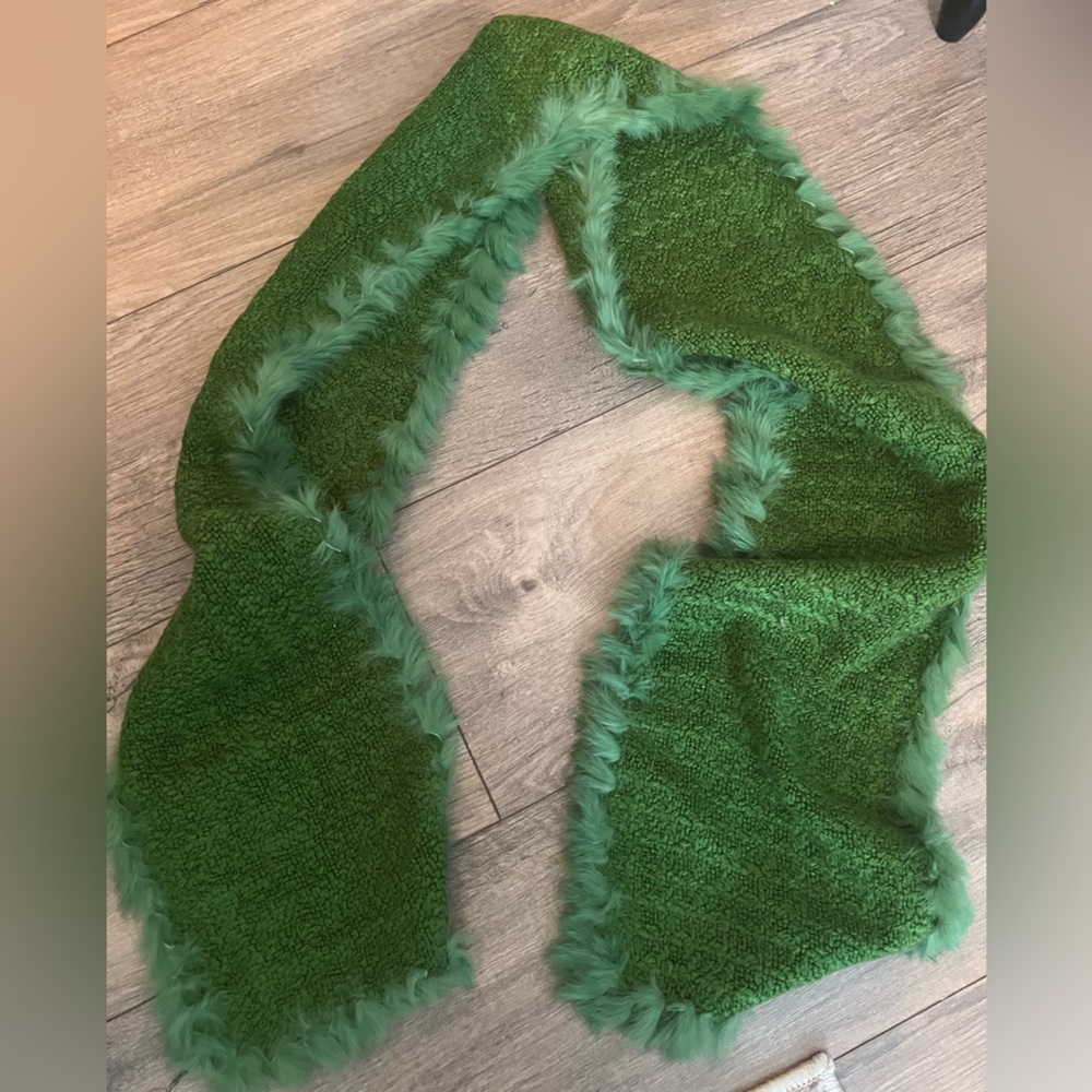 Green scarf with fur details